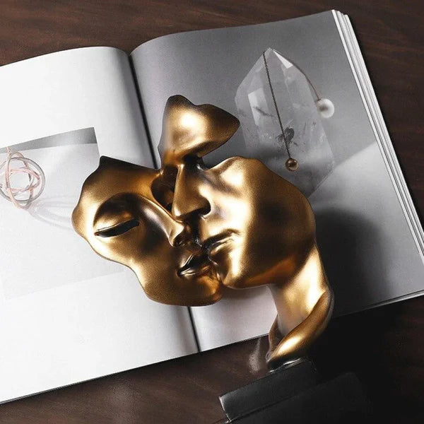 Escultura O Beijo de Ouro – Um Ícone de Amor e Elegância na Decoração