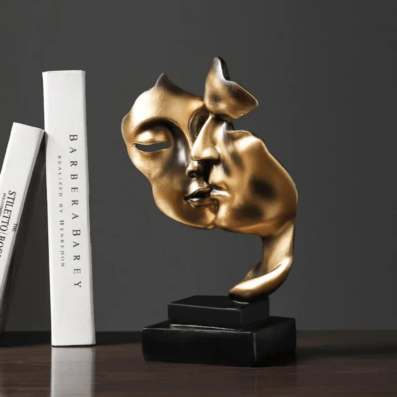 Escultura O Beijo de Ouro – Um Ícone de Amor e Elegância na Decoração