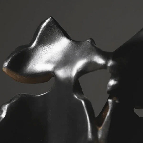 Escultura O Beijo de Ouro – Um Ícone de Amor e Elegância na Decoração